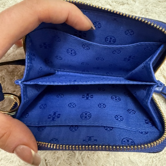 Like New Tory Burch T‑Monogram Contrast Embossed Small Envelope Wallet - Picture 8 of 9